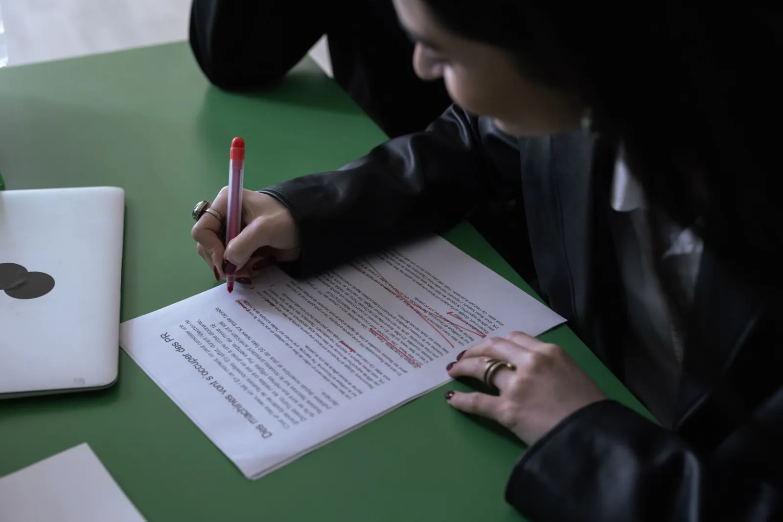 Bir belgede isimleri tutarlı takma ifadelerle değiştiren kişi