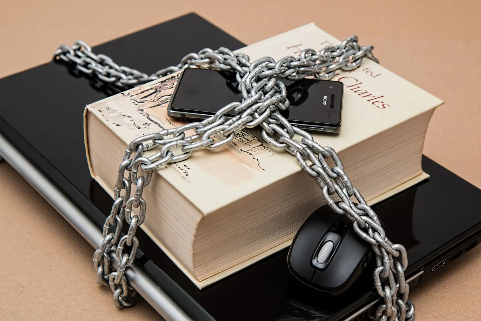 PDF yüklemeden önce hassas bilgileri gözden geçiren kişi