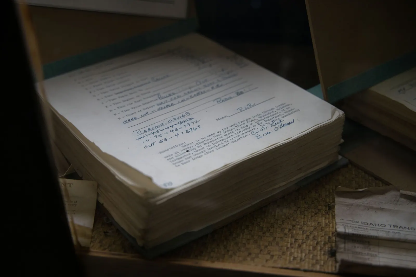 Dosyadaki işlem sırasını ekrandan takip eden kişi