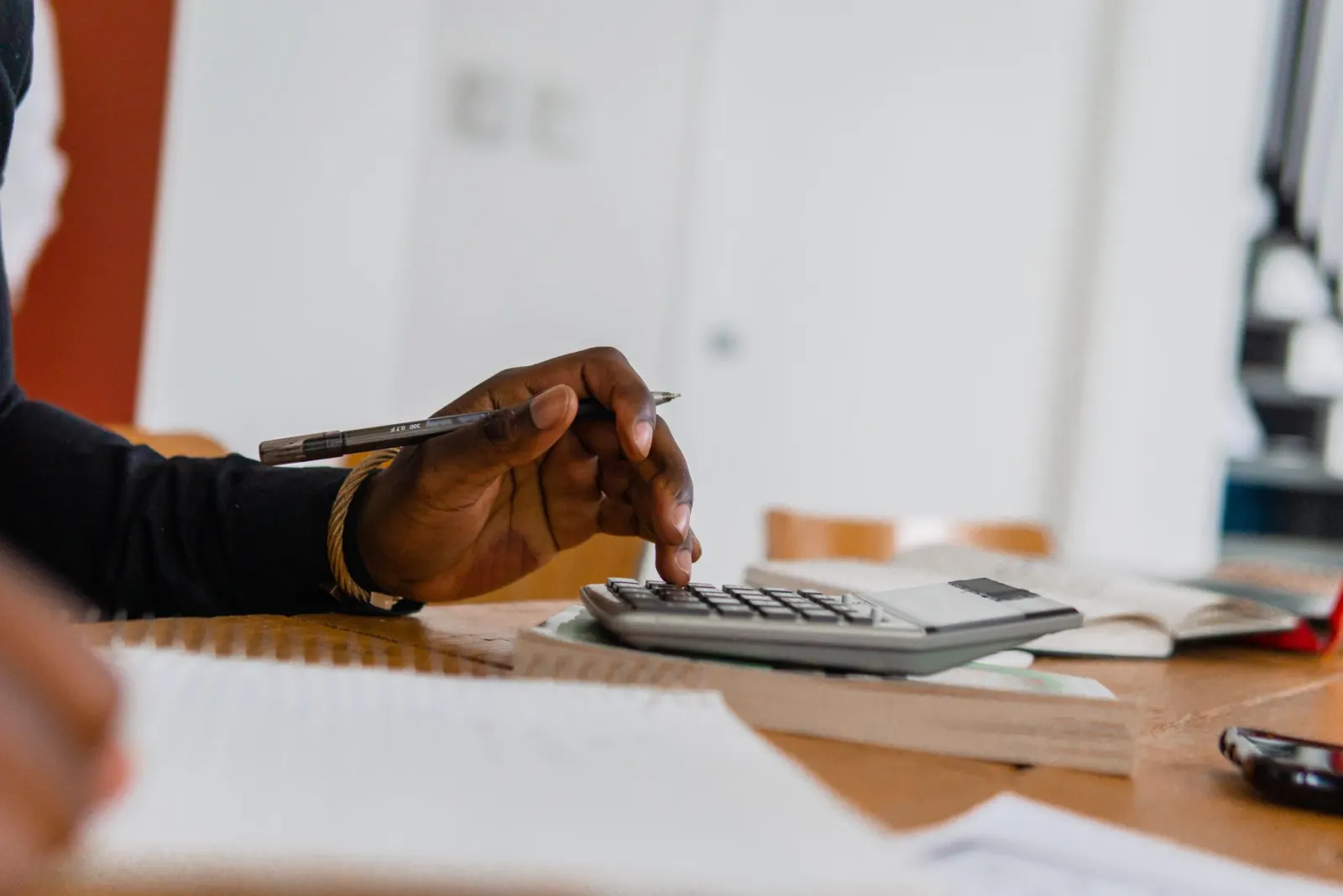 Çalışma saatleri ve ücret verilerini hesaplama tablosunda inceleyen kişi