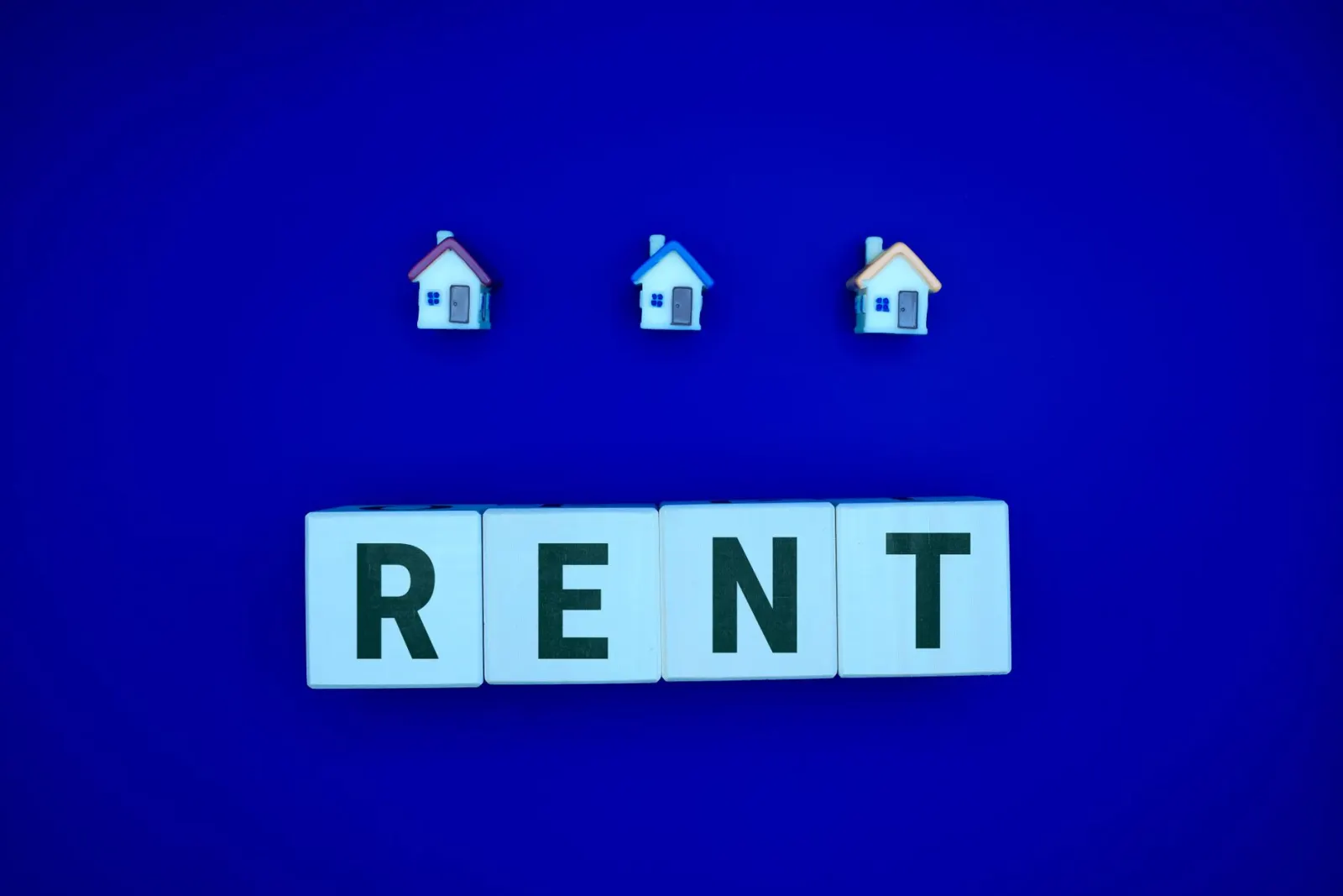 Masa üzerinde düzenlenmiş kira sözleşmesi ve dosya belgeleri