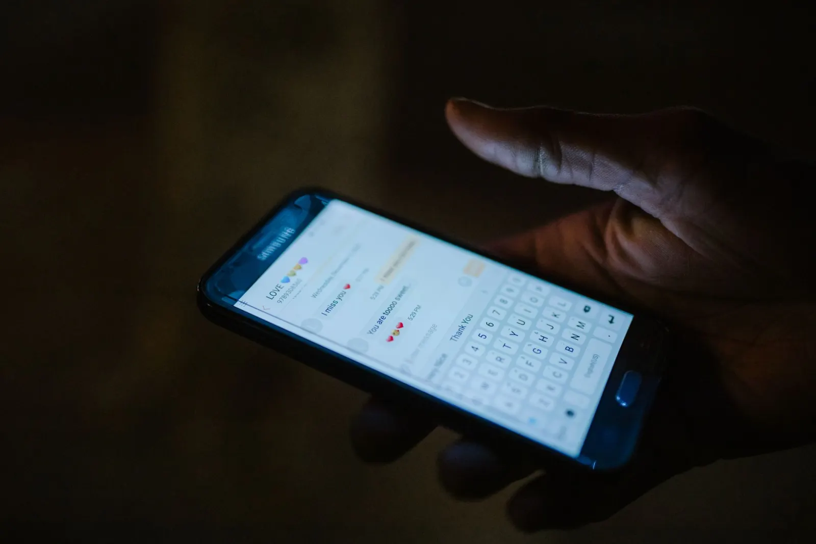 Bir kişi telefondaki yazışmayı ve tarih bilgilerini dikkatle kaydediyor.
