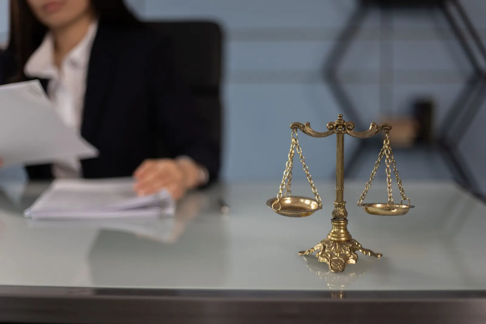 Karar ve dava dosyasındaki belgeleri birlikte inceleyen bir kişi.