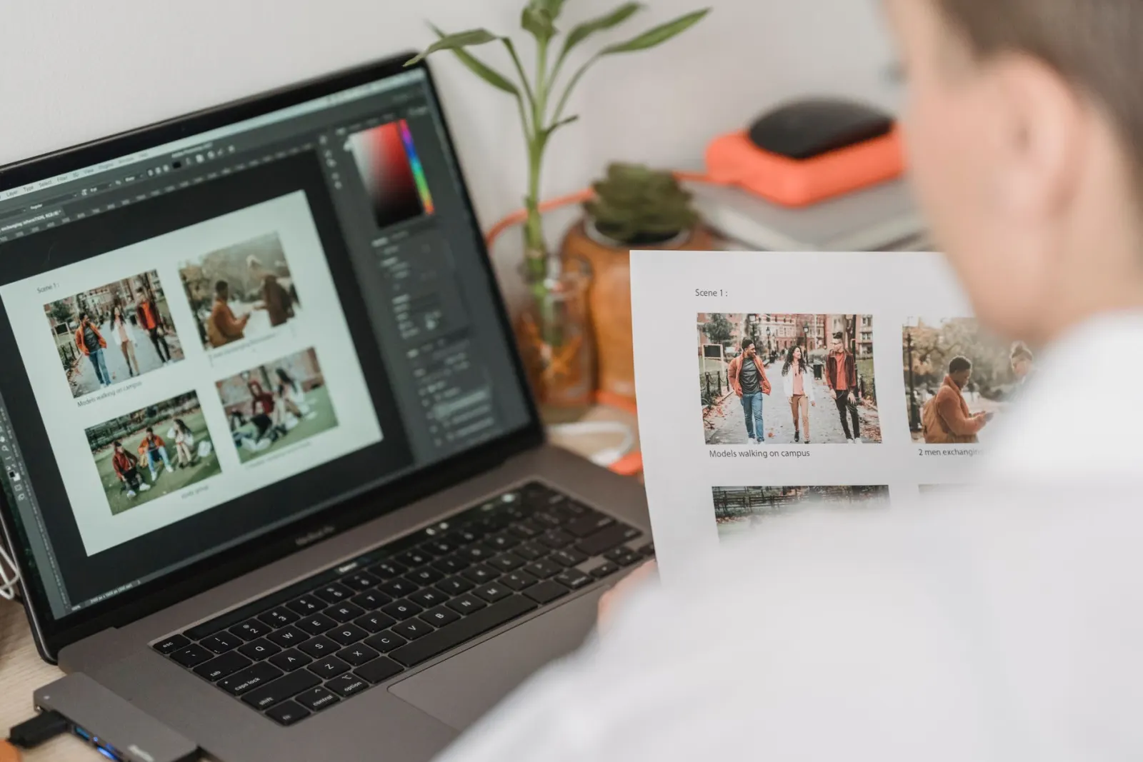 Bir kişinin PDF sayfalarının sırasını ve okunabilirliğini ekranda incelemesi.