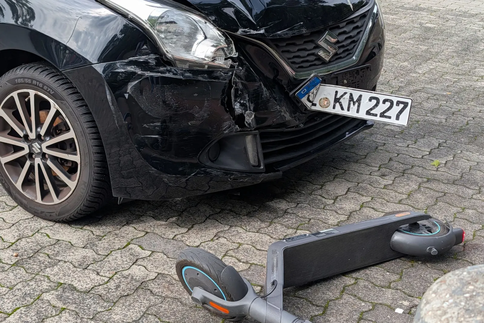 Trafik kazası belgelerini inceleyen kişinin çalışma masası