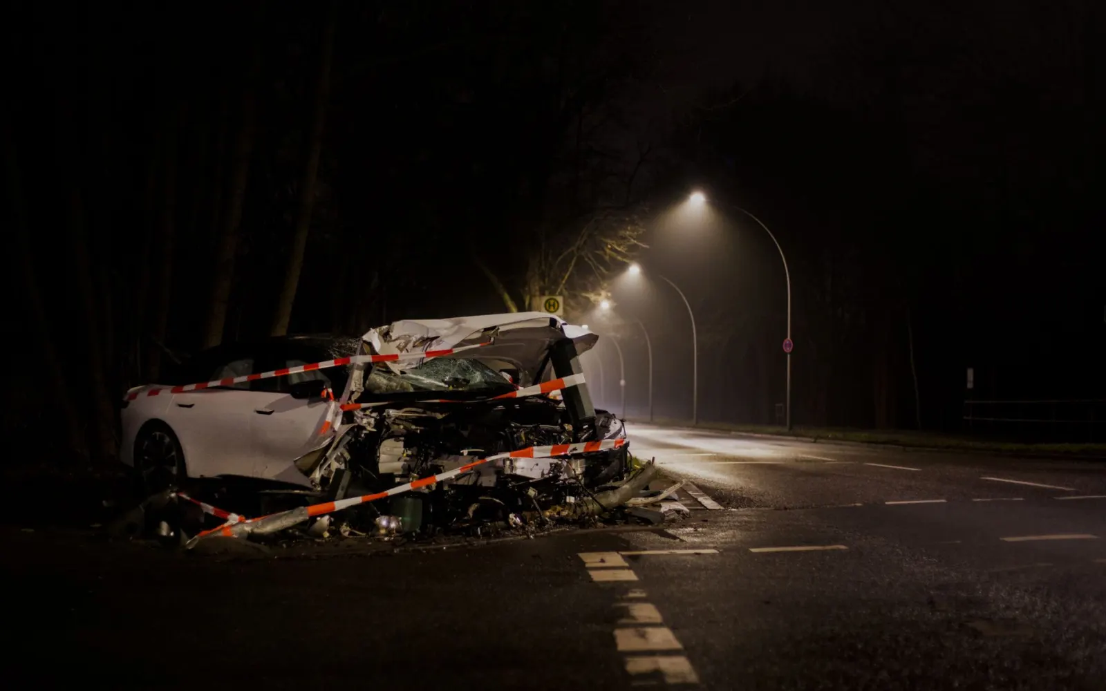 Trafik kazası tazminat davasına ilişkin belgeleri inceleyen kişi