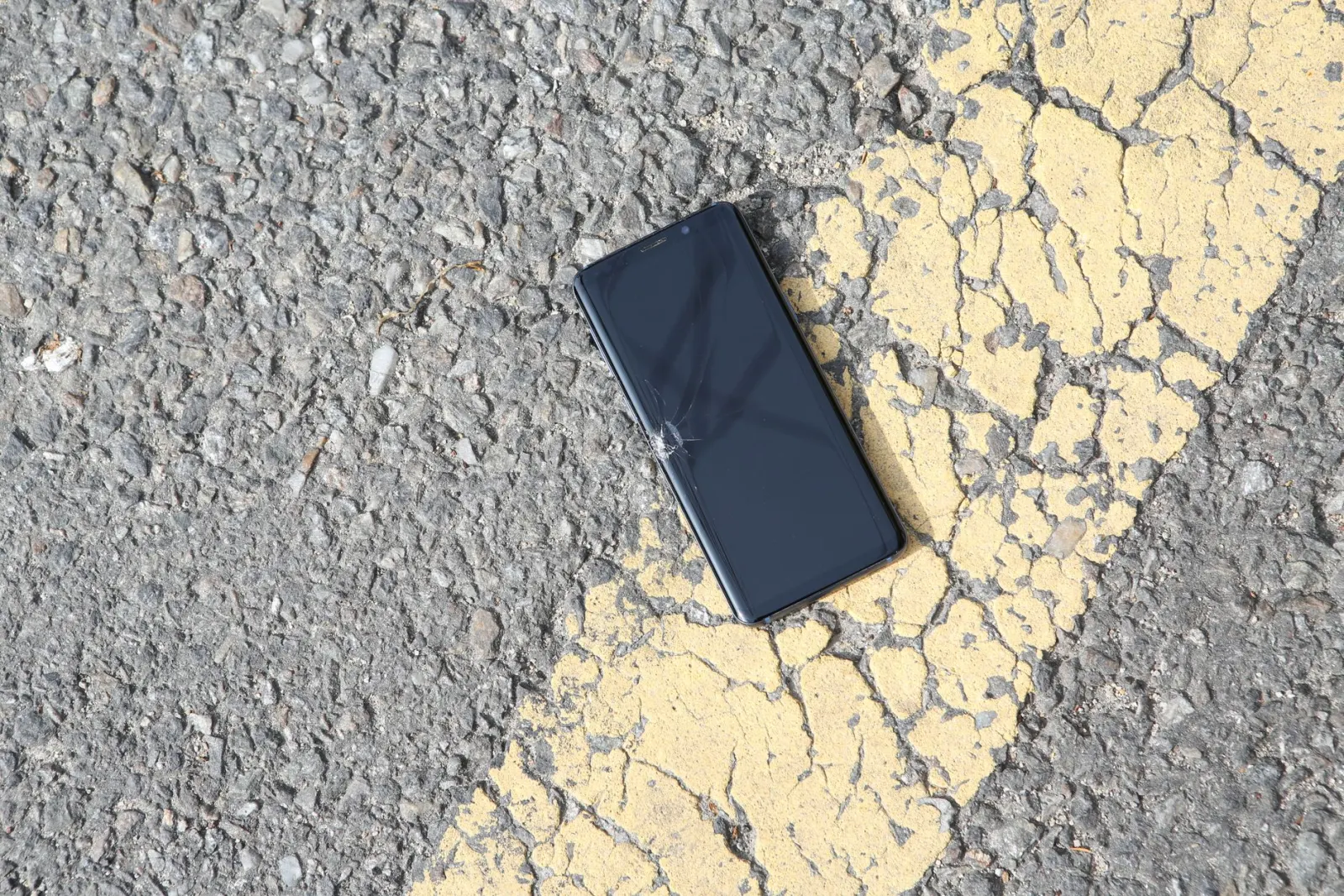 Trafik kazasına ilişkin belgeleri ve hasar kayıtlarını inceleyen kişi