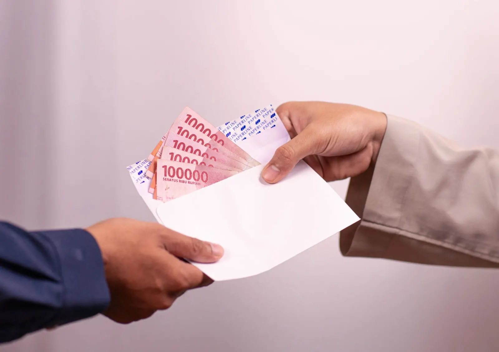 Tüketici başvurusu ve karar belgesini yan yana inceleyen kişi
