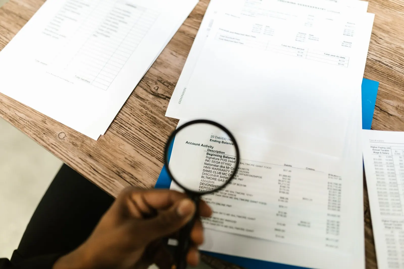 Bir kişinin belge üzerindeki kişisel bilgi alanlarını incelemesi